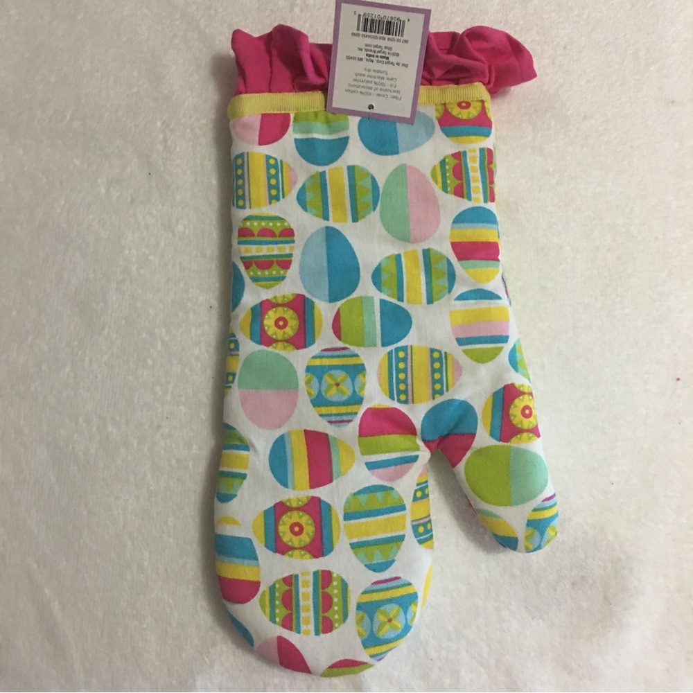 NWT Easter egg oven mitt, adorable!!! With ruffle trim